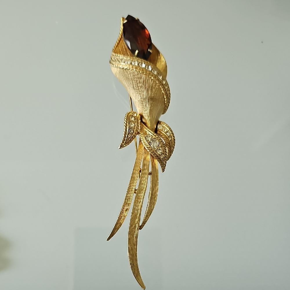 SARAH COVENTRY BRUSHED GOLDTONE LARGE STATEMENT BROOCH.